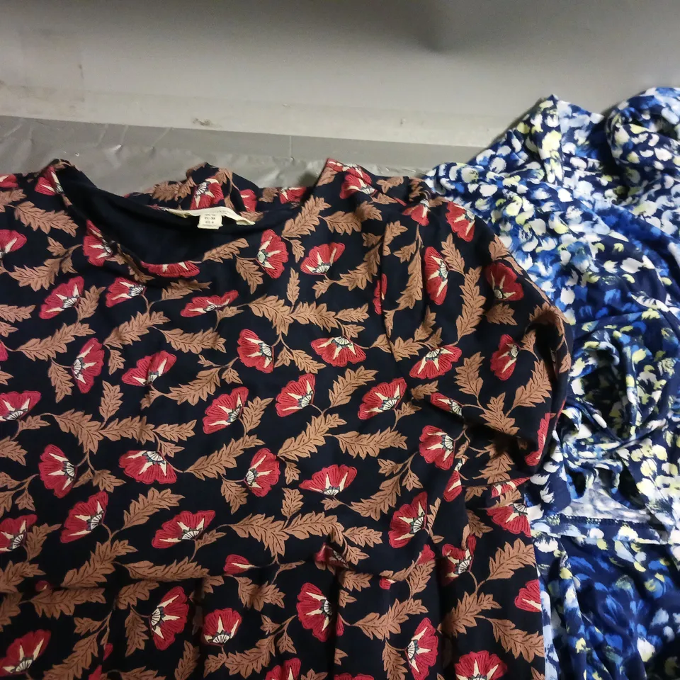 BOX OF APPROXIMATELY 10 ASSORTED CLOTHING AND FASHION ITEMS IN VARIOUS STYLES, SIZES, AND COLOURS / COLLECTION ONLY 