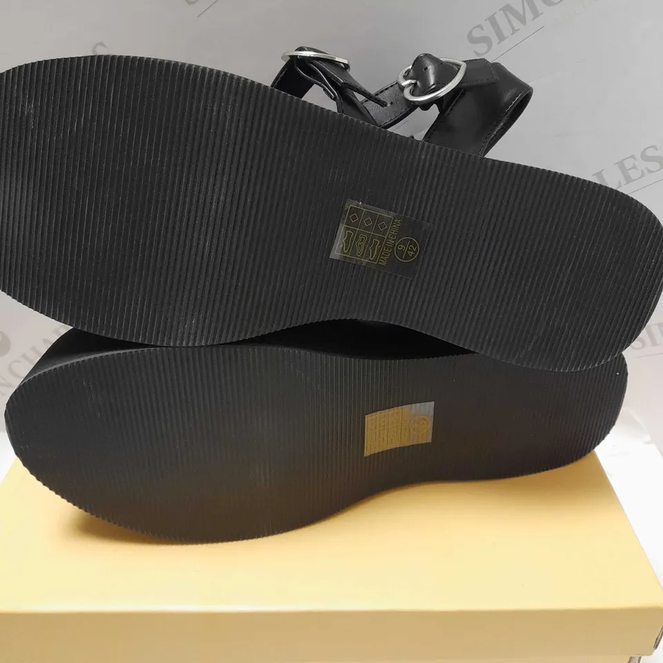 KOI LOVERGIRL FLATFORM HEART SANDALS, BLACK PU/LILAC - SIZE 9
