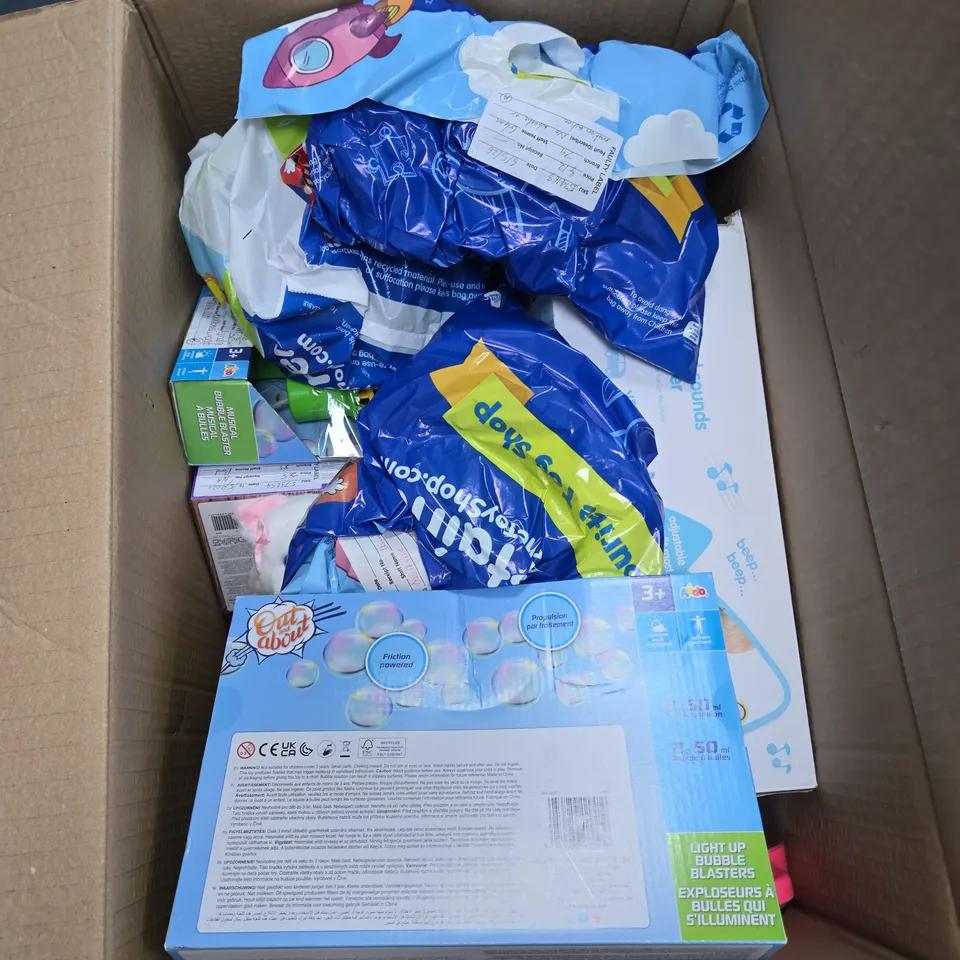 BOX OF APPROXIMATELY 10 ASSORTED TOYS INCLUDING OUT AND ABOUT LIGHT UP BUBBLE BLASTERS, LITTLE LIVE PETS AND OUT AND ABOUT MUSICAL BUBBLE BLASTER