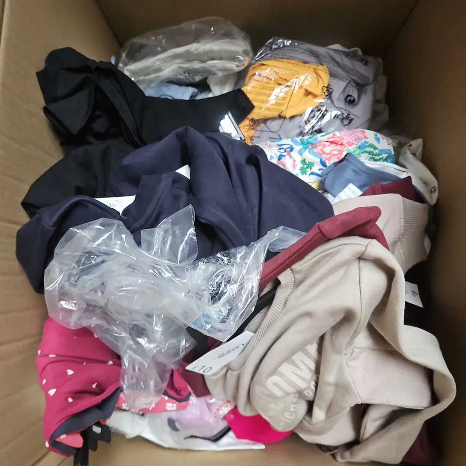 BOX OF APPROXIMATELY 30 ASSORTED KIDS CLOTHING ITEMS TO INCUDE - JACKET, PYJAMAS, JUMPER, ETC