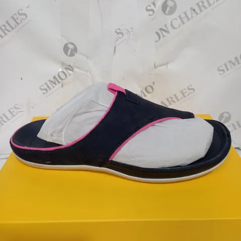BOXED STRIVE BLUE PINKSTRIPE SANDALS SIZE 7