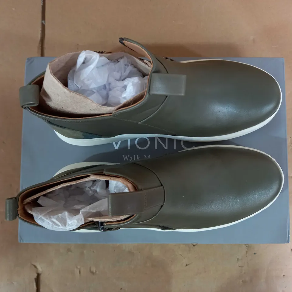 VIONIC BRINKELY HI TOP TRAINER - OLIVE - SIZE 5.5