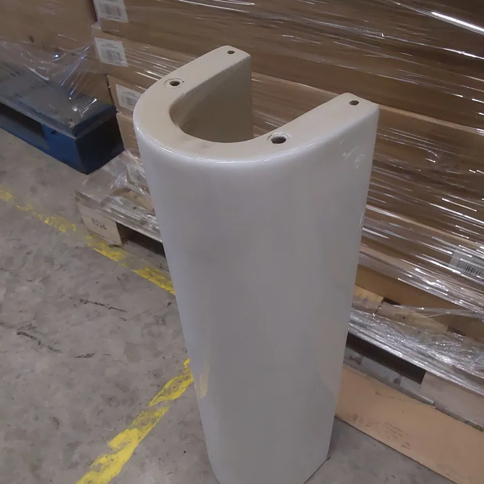 BOXED WHITE CERAMIC PEDESTAL 680 × 170 × 155mm