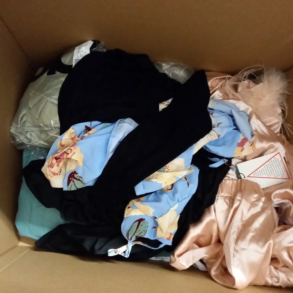LOT OF APPROX 10 ASSORTED CLOTHING ITEMS VARYING IN SIZE/COLOUR/STYLE TO INCLUDE: TOPS AND TROUSERS