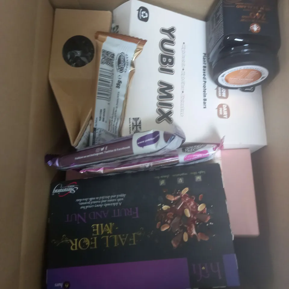 BOX OF APPROXIMATELY 10 ASSORTED ITEMS TO INCLUDE MANUKA HONEY, YUBI BARS, CHILLI CHOCOLATE ETC