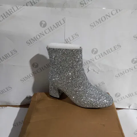 BOXED PAIR OFSIZE 39 ANKLE BOOTS SPARKLING 
