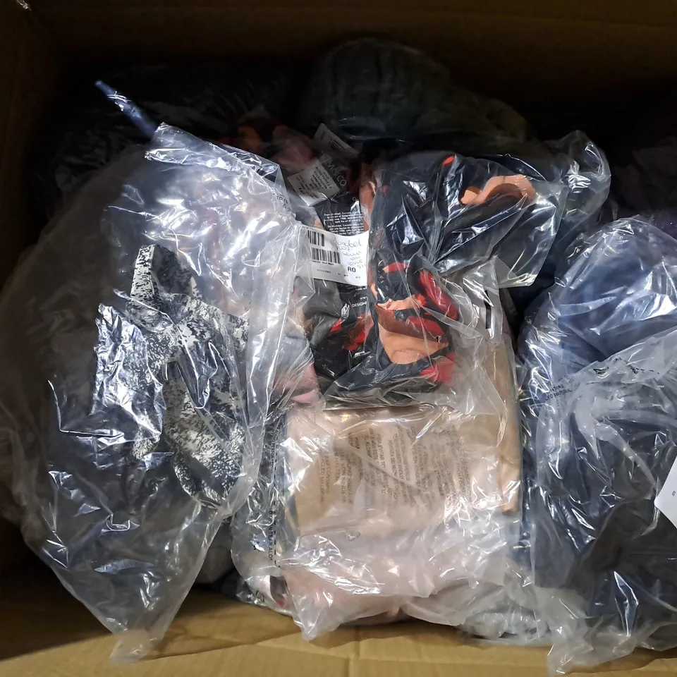 APPROXIMATELY 50 ASSORTED ITEMS OF WOMEN'S CLOTHING TO INCLUDE MONSOON DRESS SIZE XL, APRICOT DRESS SIZE 18, PHASE EIGHT SKIRT SIZE 10 
