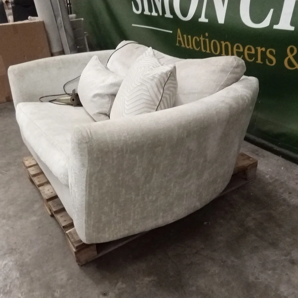 QUALITY DESIGNER FABRIC UPHOLSTERED POWER RECLINER SNUGGLE CHAIR