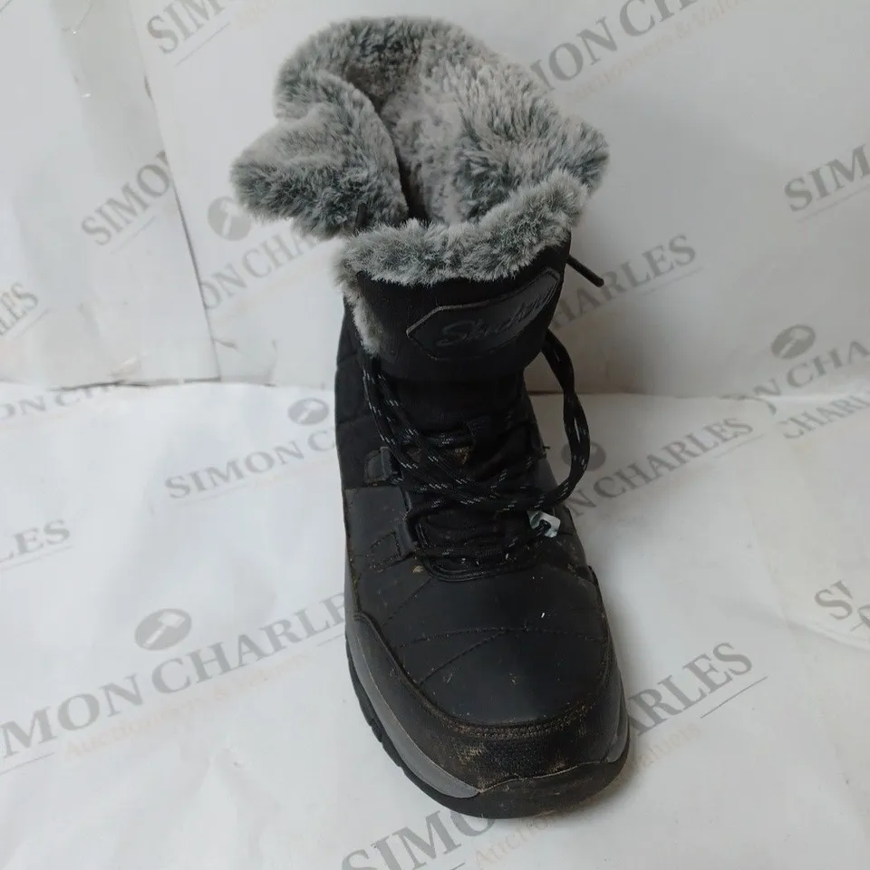 SKECHERS WOMENS ANTI SLIP AND WATERPROOF FUR LINED BOOTS - SIZE 6.5