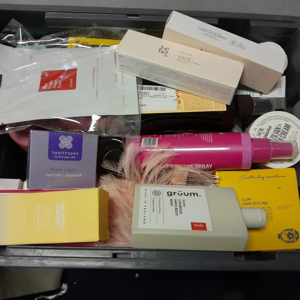 APPROXIMATELY 20 ASSORTED COSMETICS ITEMS TO INCLUDE GILLETE PROSHIELD, ANTI-AGE HYALURON EYE CREAM, BOOB TAPE, ETC