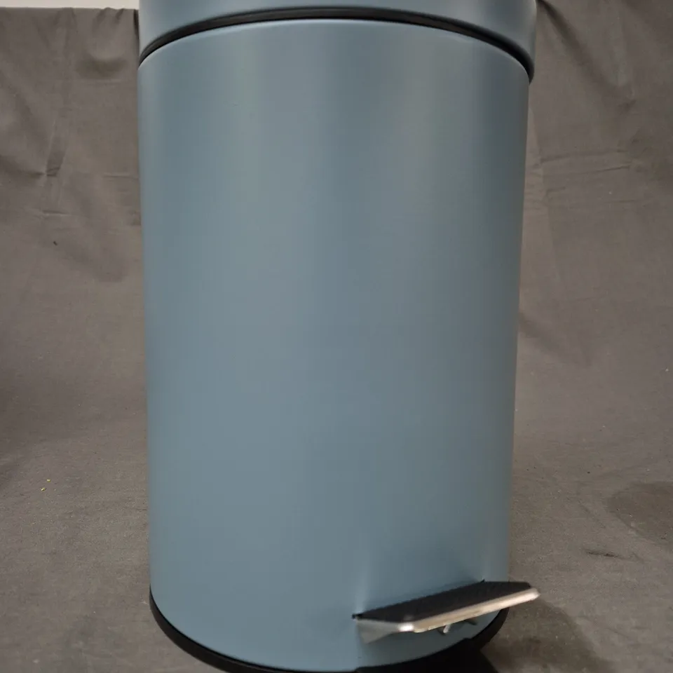 BOXED UNBRANDED SMALL PEDAL BIN IN BLUE