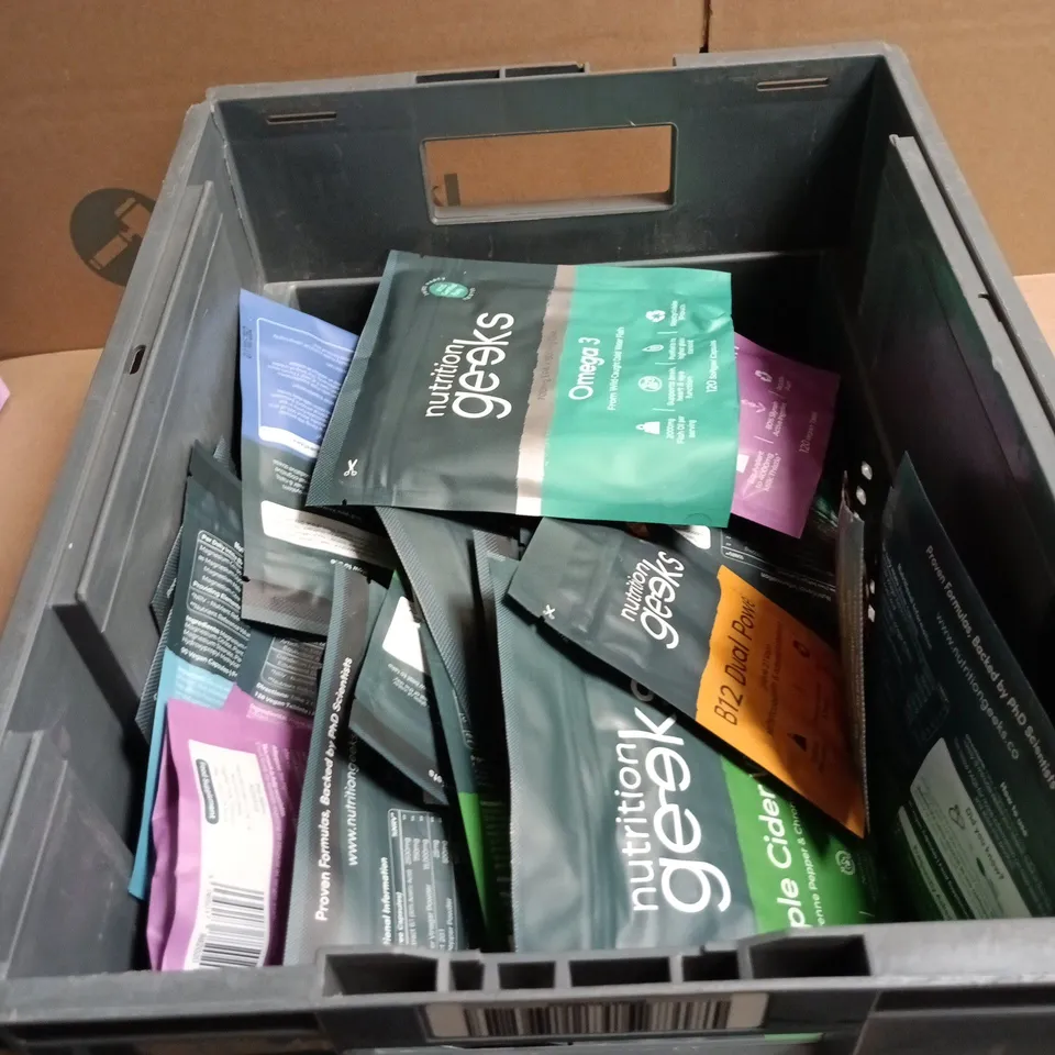 TOTE OF APPROXIMATELY 22 ASSORTED NUTRITION GEEKS ITEMS TO INCLUDE OMEGA 3, APPLE CIDER VINEGAR ETC