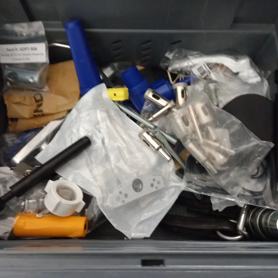 CRATE OF ASSORTED FITTINGS AND FIXTURE ITEMS TO INCLUDE SCREWS AND HINDGES