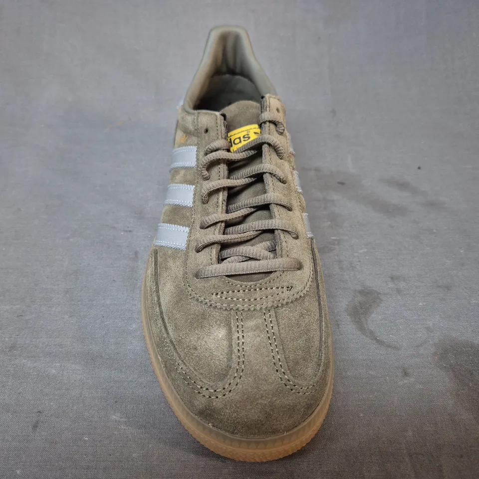 BOXED PAIR OF ADIDAS HANDBALL SPEZIAL SHOES IN DEEP OLIVE/METALLIC SILVER UK SIZE 8