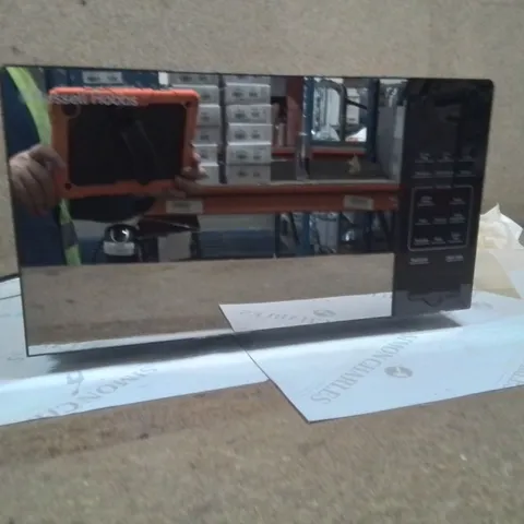 BOXED RUSSELL HOBBS MICROWAVE 