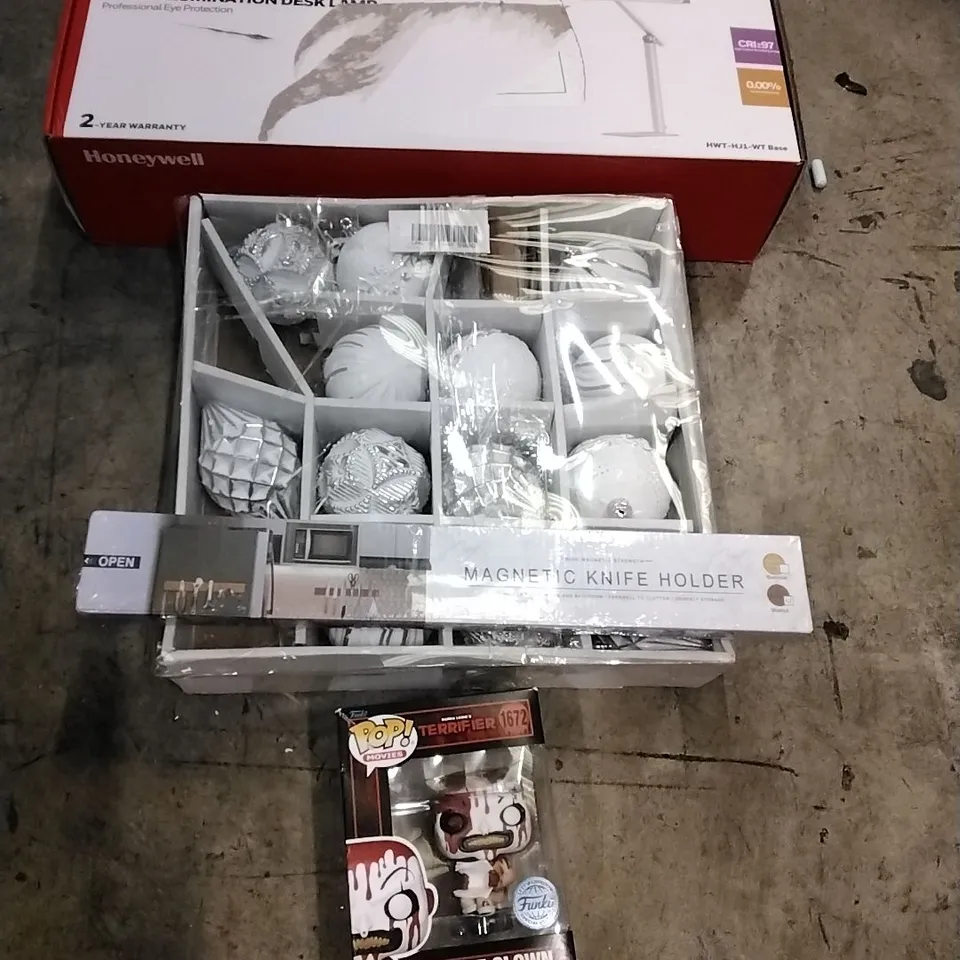 PALLET OF HOUSEHOLD ITEMS TO INCLUDE POP MOVIES ART THE CLOWN VINYL FIGURE, MAGNETIC KNIFE HOLDER,WIDE ILLUMINATION DESK LAMP ,BAUBLES AND OTHER ASSORTED ITEMS...