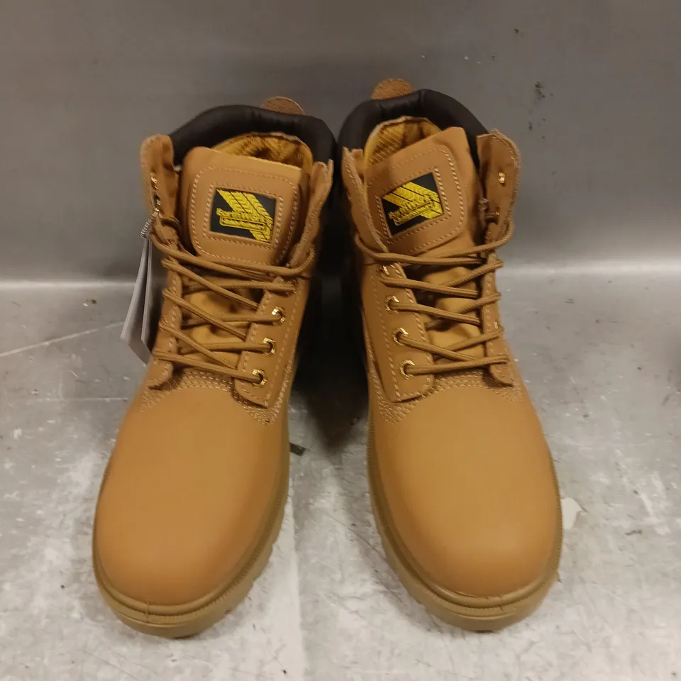 PAIR OF EARTHWORKS SAFETY BOOTS IN TAN - 7