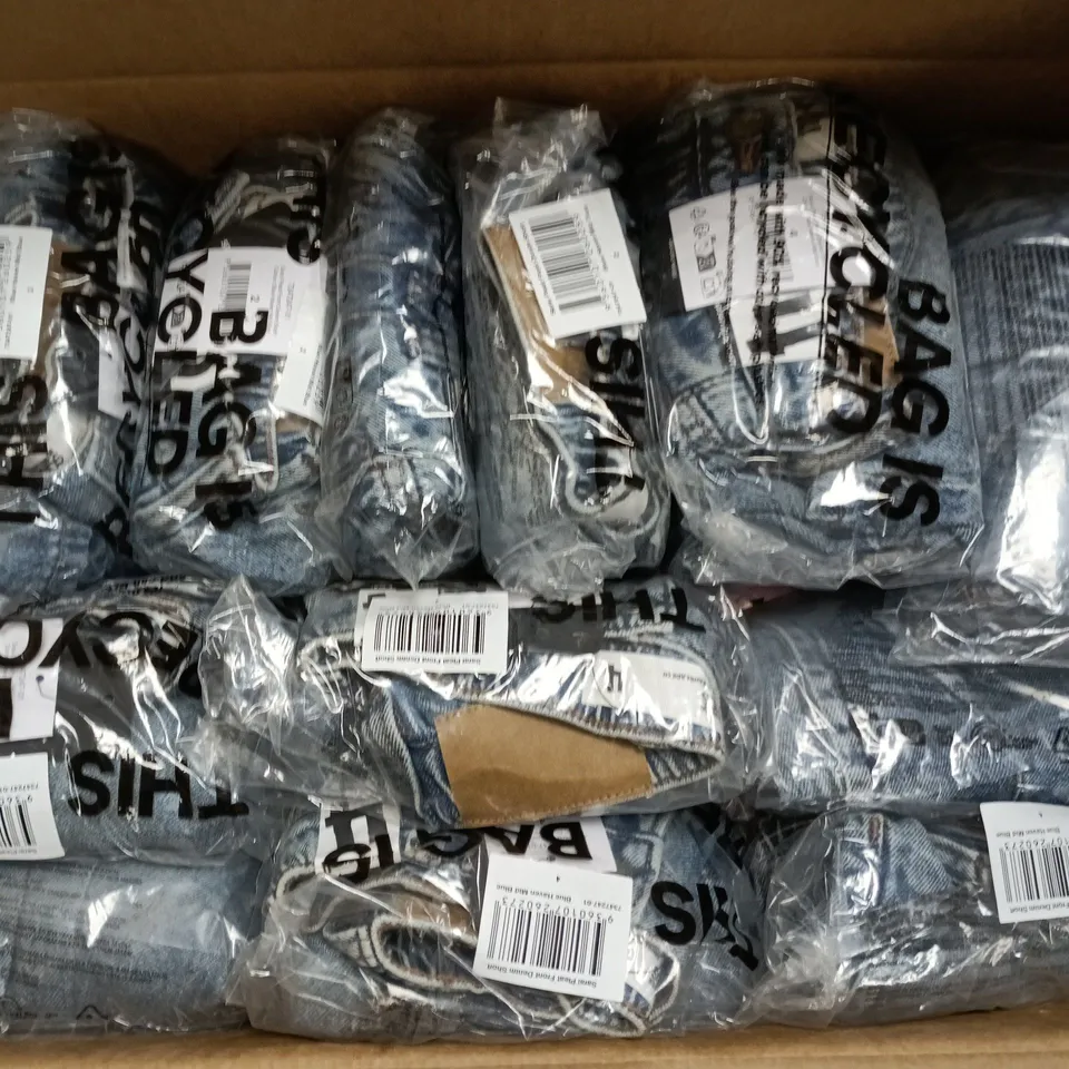 APPROXIMATELY 25 ASSORTED KIDS CLOTHING ITEMS IN VARIOUS SIZES, COLOURS & STYLES TO INCLUDE SARAI PLEAT FRONT DENIM SHORT, PLEAT FRONT RELAXED DENIM JEANS, ETC
