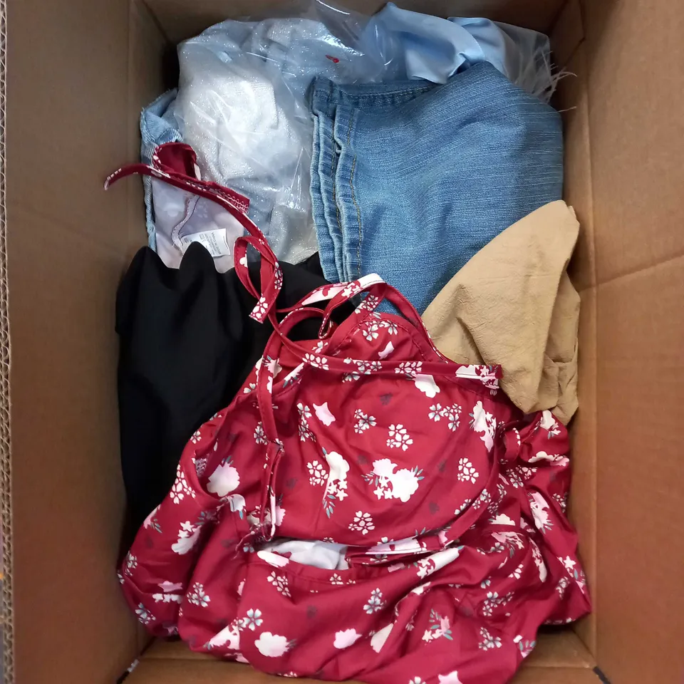 LOT OF ASSORTED CLOTHING AND ACCESSORIES TO INCLUDE; T-SHIRTS, JUMPERS ETC
