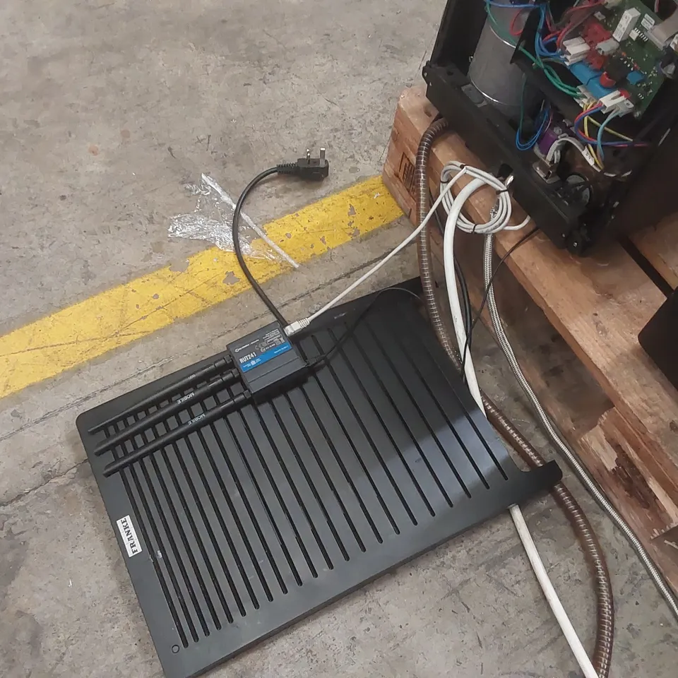 FRANKE A600 COMMERCIAL COFFEE MACHINE WITH MILK CHILLER (2 ITEMS)