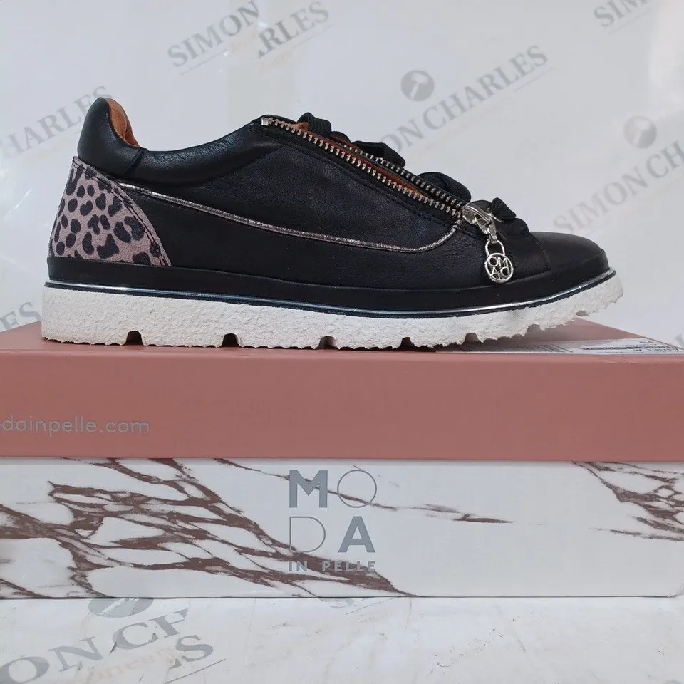BOXED PAIR OF MODA IN PELLE ARIELA TRAINERS IN BLACK SIZE 6