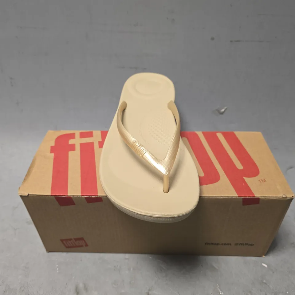 BOXED PAIR OF FITFLOP IQUSHION ERGONOMIC FIT FLOPS IN GOLD COLOUR - UK 6