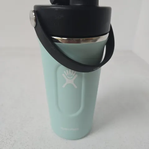 BOX OF APPROXIMATELY 12 ASSORTED HOUSEHOLD ITEMS INCLUDING HYDRO FLASK AND VELVET LUX WOOL