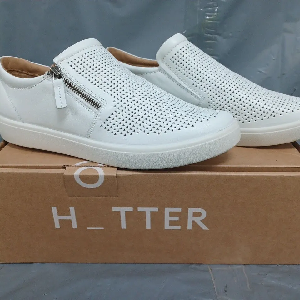 BOXED PAIR OF HOTTER DAISY EXTRA WIDE SHOES IN WHITE SIZE UK 8