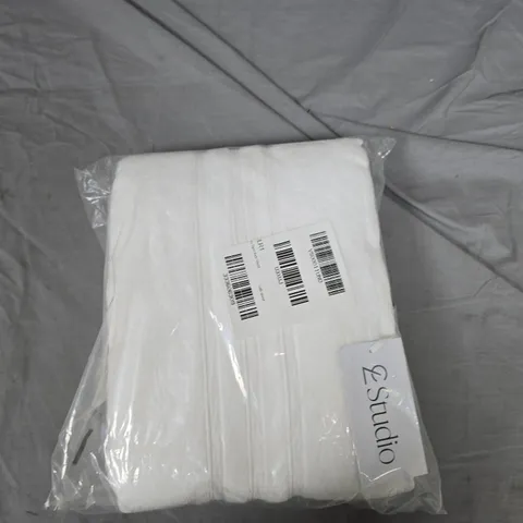 BOX OF APPROXIMATELY 10 ASSORTED HOUSEHOLD GOODS TO INCLUDE:2X TOWELS