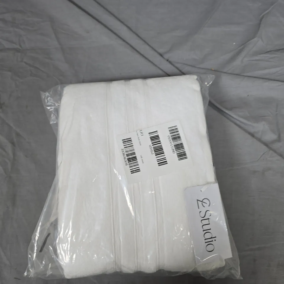 BOX OF APPROXIMATELY 10 ASSORTED HOUSEHOLD GOODS TO INCLUDE:2X TOWELS