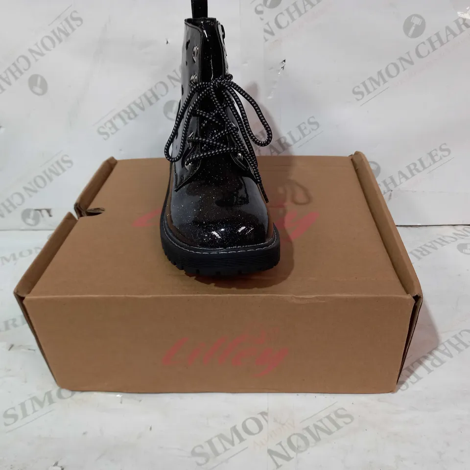 BOXED PAIR OF LILLEY JODIE ANKLE BOOTS IN BLACK W. GLITTER EFFECT & HEART DESIGN UK SIZE 4
