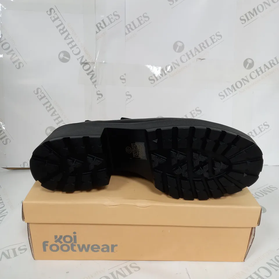 BOXED KOI FOOTWEAR NO CUDDLES BEAR FLATFORM THONG SANDALS SIZE 11