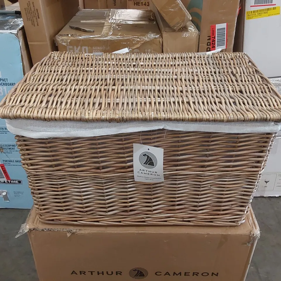 BOXED RECTANGULAR WICKER STORAGE BASKET WITH LID AND REMOVABLE LINING (1 BOX)