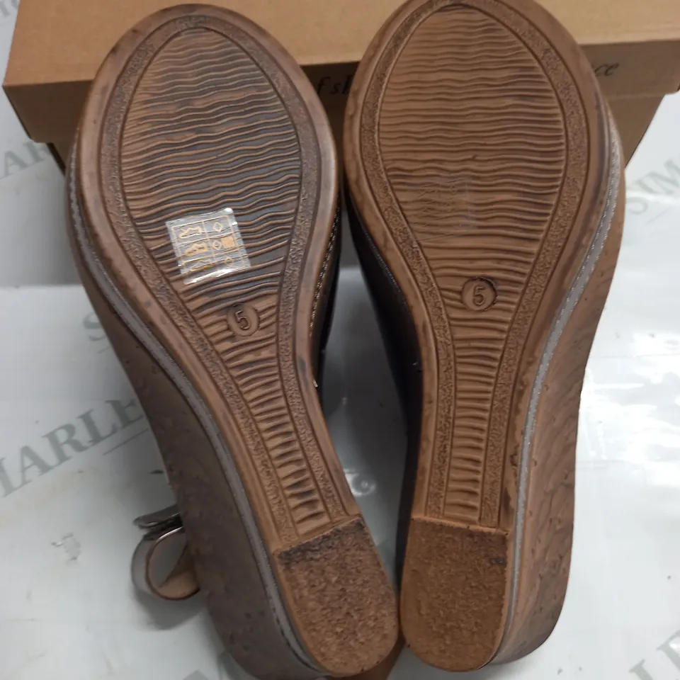 BOXED PAIR OF CUSHION WALK WEDGE HEEL SHOES IN GOLD - SIZE 5
