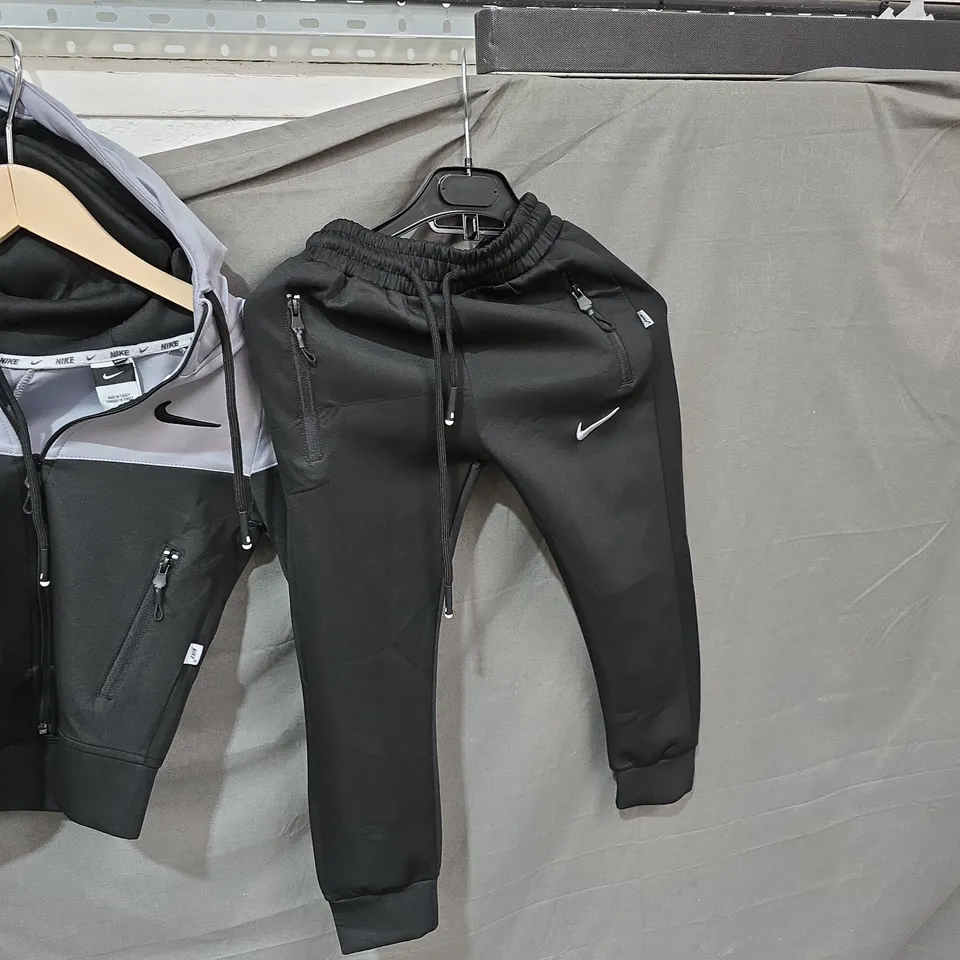 NIKE KIDS TRACKSUIT JACKET & JOGGERS SET – UK 7-8 (128CM) – BLACK/GREY