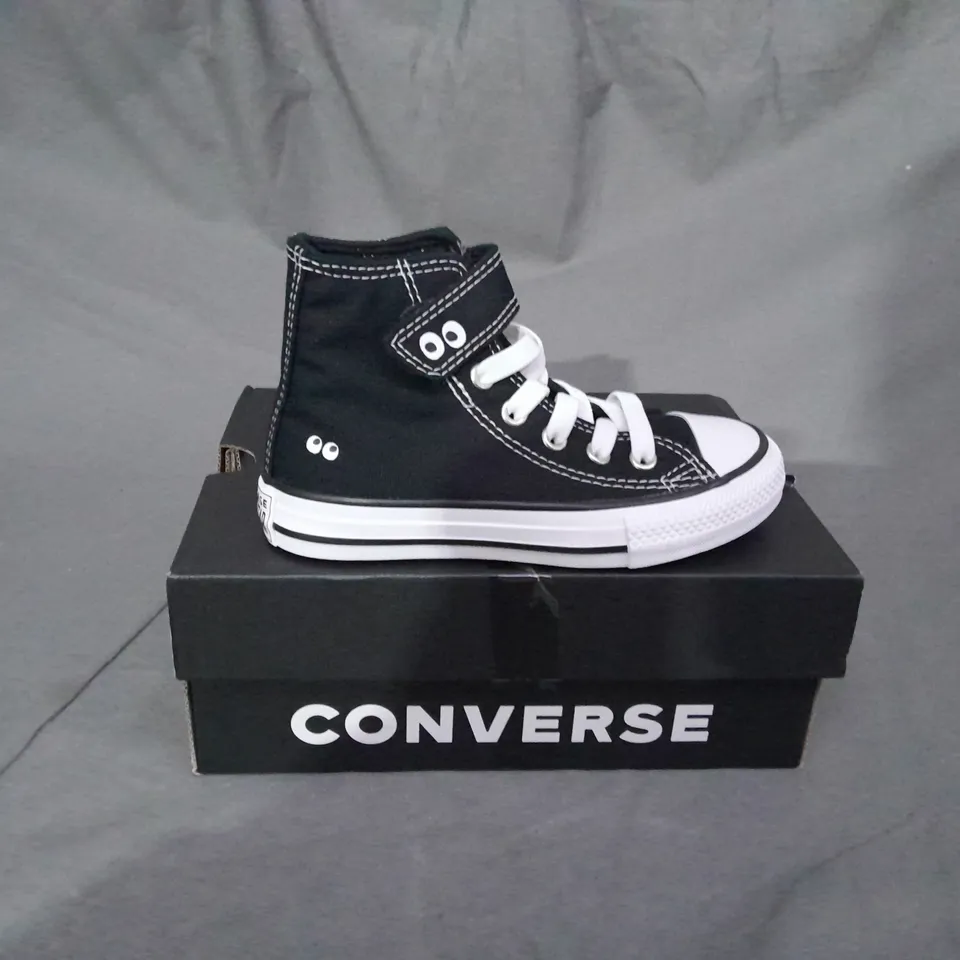 BOXED PAIR OF CONVERSE CHUCK TAYLOR ALL STAR SHOES - SIZE 10 - KIDS