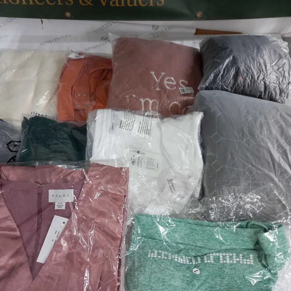 LARGE QUANTITY OF ASSORTED BAGGED CLOTHING ITEMS TO INCLUDE YAURA, ONLY AND BERSHKA
