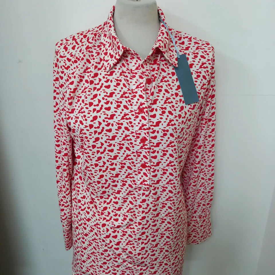 APPROXIMATELY 20 ASSORTED WOMEN CLOTHING TO INCLUDE RUTH LANGFORD SHIRTS IN SIZES MEDIUM AND LARGE