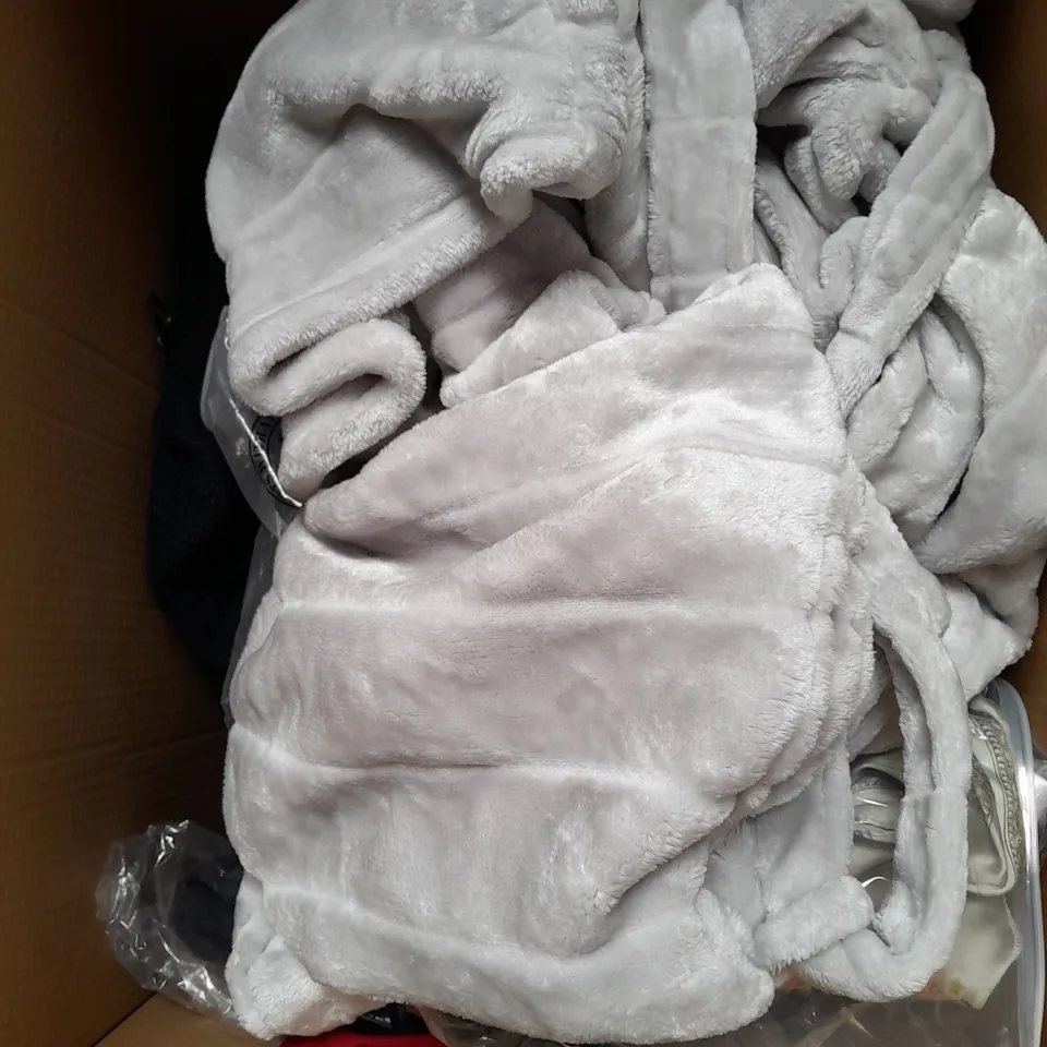 APPROXIMATELY 20 ASSORTED CLOTHING ITEMS IN VARIOUS SIZES AND STYLES TO INCLUDE - TSHIRT, DRESS, HAT, ETC