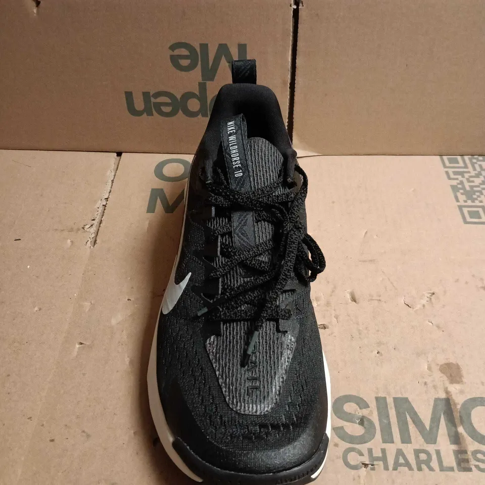 PAIR OF NIKE WILDHORSE 10 TRAINERS IN BLACK - 9.5