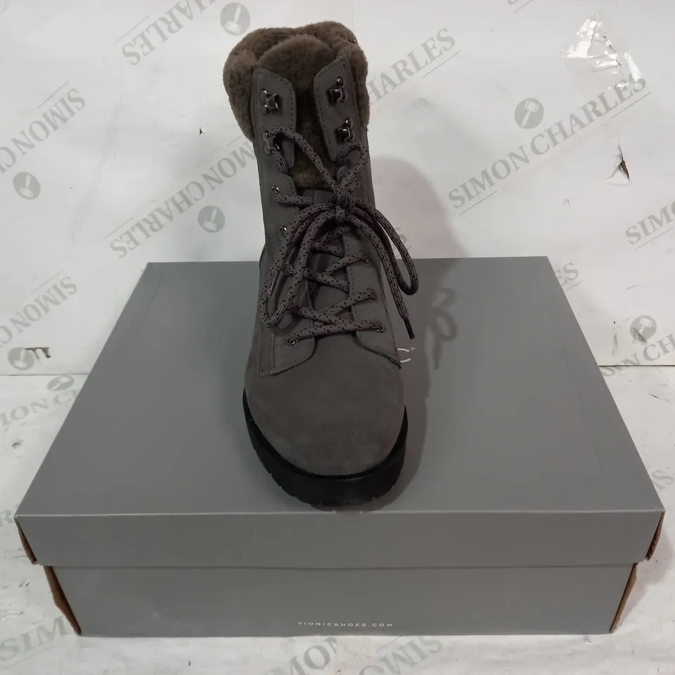 BOXED PAIR OF VIONIC FAUX FUR LINED BOOTS IN GREY UK SIZE 7