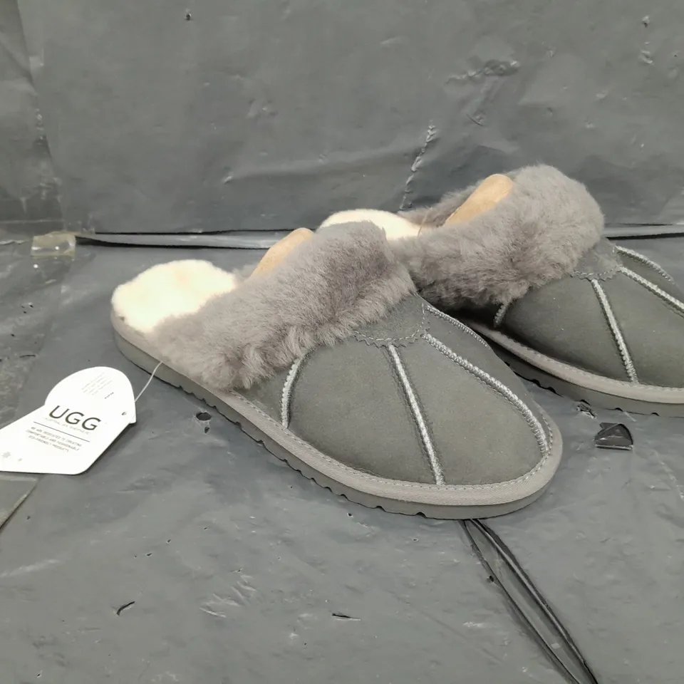 UNBOXED PAIR OF UGG AUSTRALIAN SHEPHERD ROBERT GREY SLIDERS - SIZE 41 