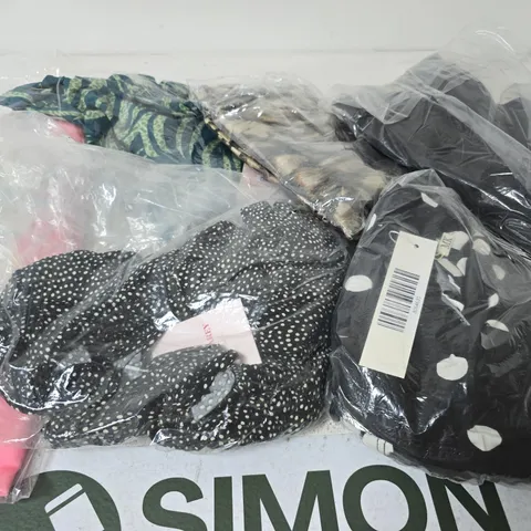 BOX OF APPROX 20 ASSORTED CLOTHING ITEMS TO INCLUDE BEACH BAGS, DRESSES, TOPS, ETC
