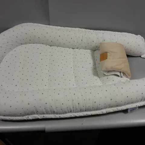 JUKKI BABY NEST COCOON IN WHITE