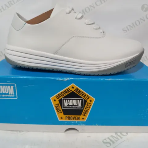 BOXED PAIR OF MAGNUM LAGUNA SHOES IN WHITE UK SIZE 7