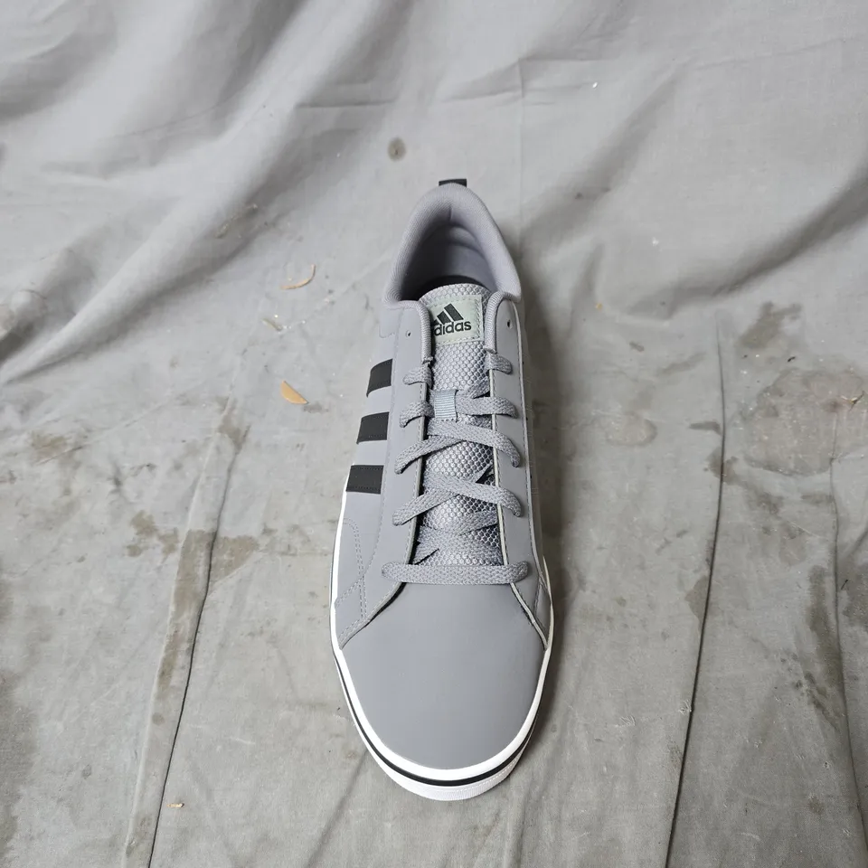 ADIDAS MEN'S GREY SNEAKERS WITH BLACK 3-STRIPE DESIGN SIZE 11.5