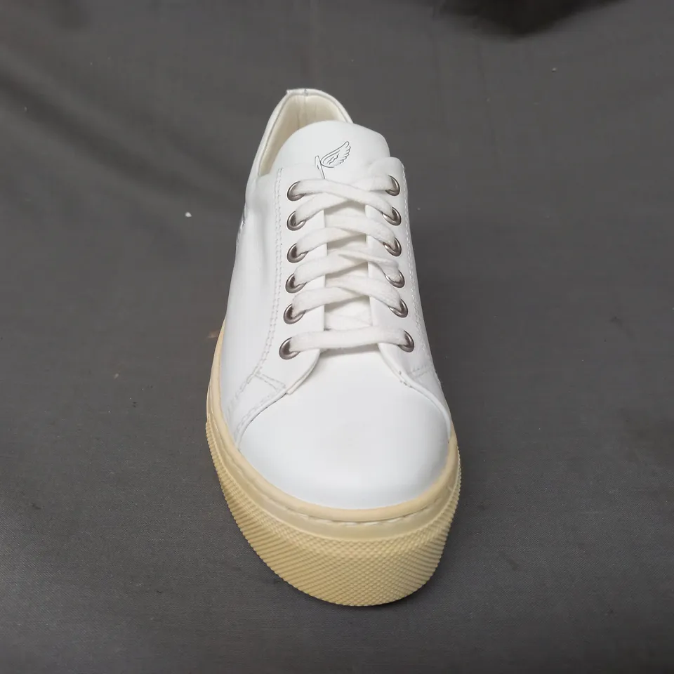 PAIR OF MARTE SHOES IN WHITE W. SILVER WING DETAIL EU SIZE 36