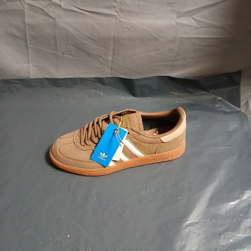 ADIDAS BROWN SUEDE SNEAKERS WITH WHITE THREE-STRIPE DETAILING - UK 7.5