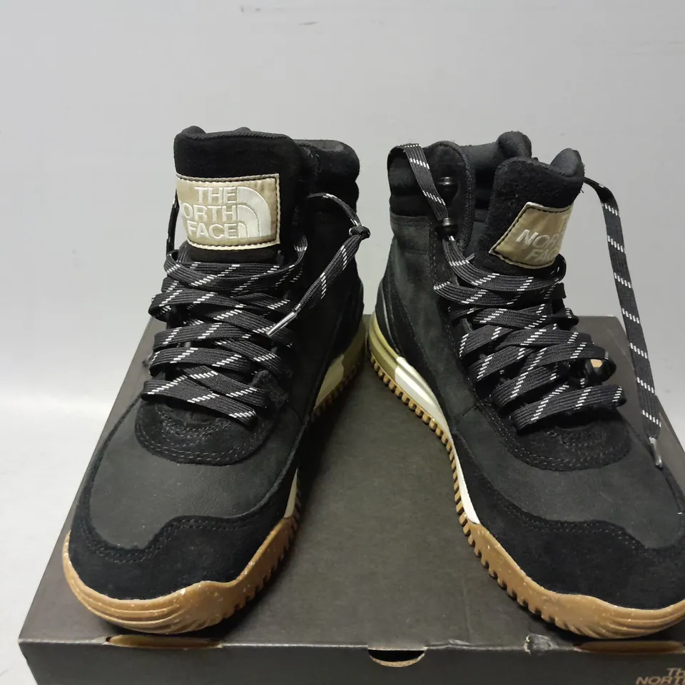 BOXED PAIR OF THE NORTH FACE WOMENS BACK TO BERKELEY III TRAINERS IN BLACK - UK 6