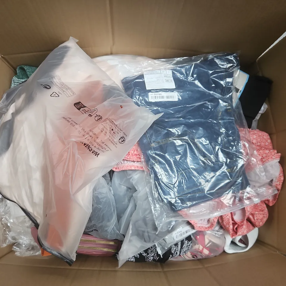 APPROXIMATELY 30 ASSORTED CLOTHING ITEMS IN VARIOUS SIZES, STYLES & COLOURS TO INCLUDE BRANDS SUCH AS STRADIVARIUS, CALZEDONIA, EMPIRE SUPPLEMENTS, ETC - COLLECTION ONLY